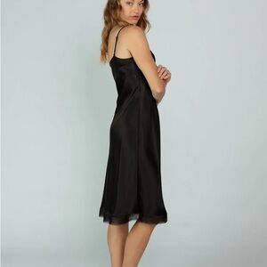 Brazeau Tricot
CLASSIC SLIP DRESS WITH ORGANZA PETAL BLACK. SIZE 2 small